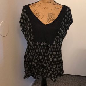 Torrid sexy top key hole slit in back! Adorable